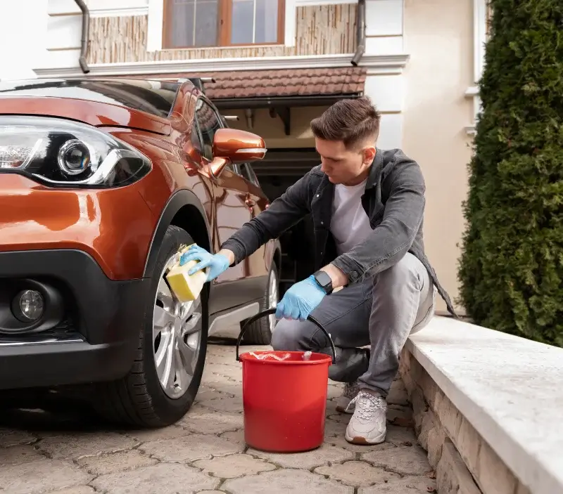 Lavage auto à domicile Hinges : professionnel intervenant sur un véhicule